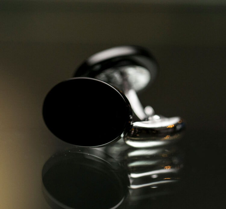 OVAL SILVER/BLACK CUFFLINK